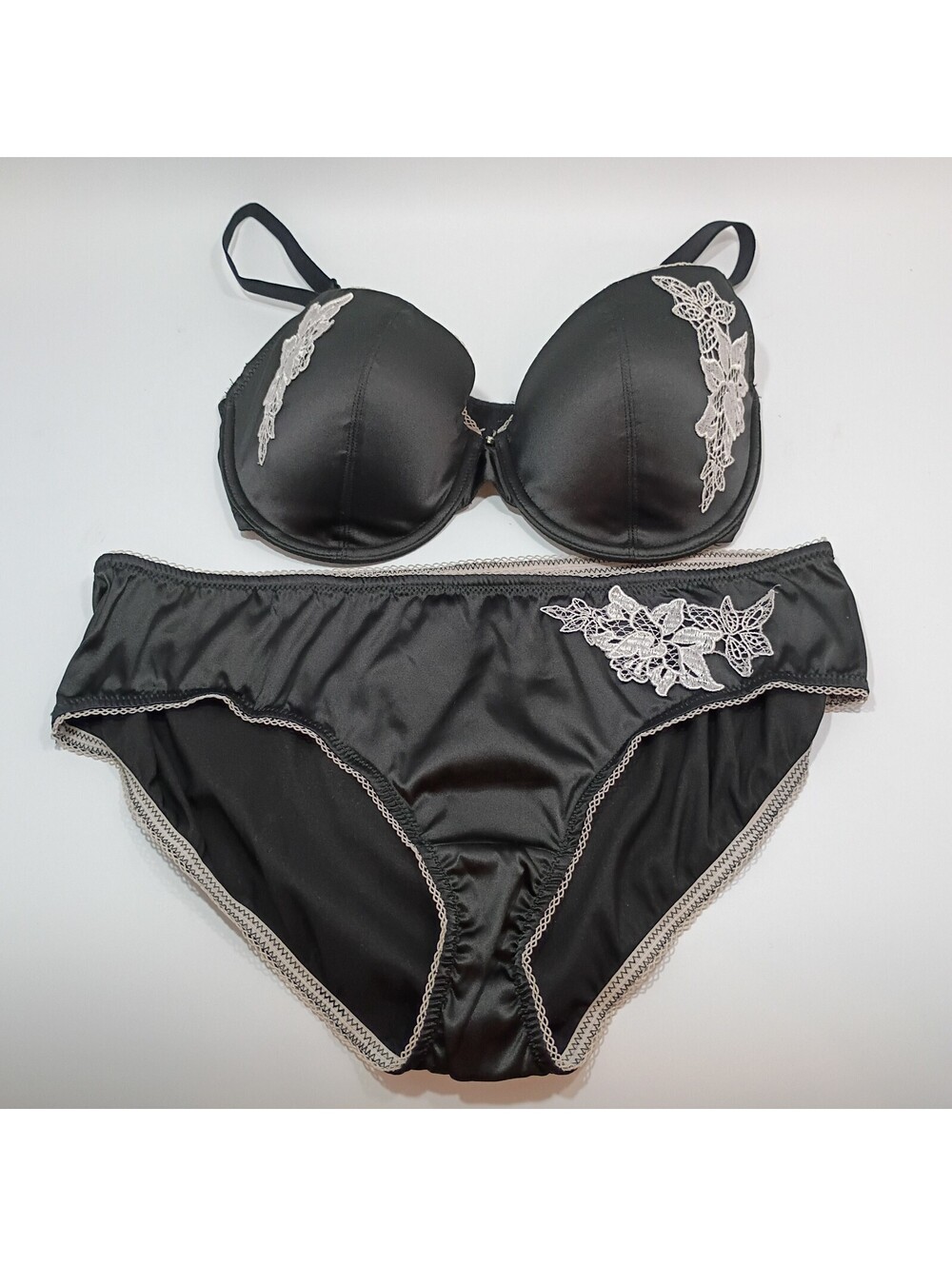 Adore Me Bra and Panty Underwear Set 30DDD Black White Lace M Sexy